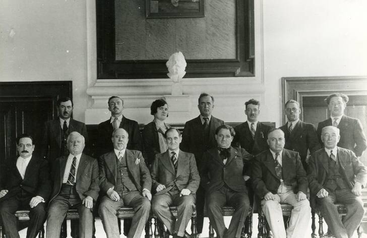 Municipalité d’Ivry élue en 1929. Les femmes n’étant alors ni électrices ni éligibles, l’élection de Marie Lefèvre (debout, 3e à gauche) est annulée par la préfecture de la Seine.